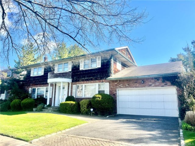  5 BR,  3.00 BTH &nbsp;Colonial style home in Woodmere