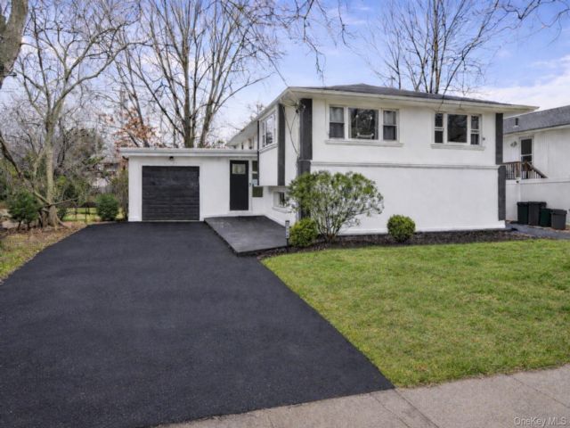  6 BR,  4.00 BTH &nbsp;Hi ranch style home in Woodmere