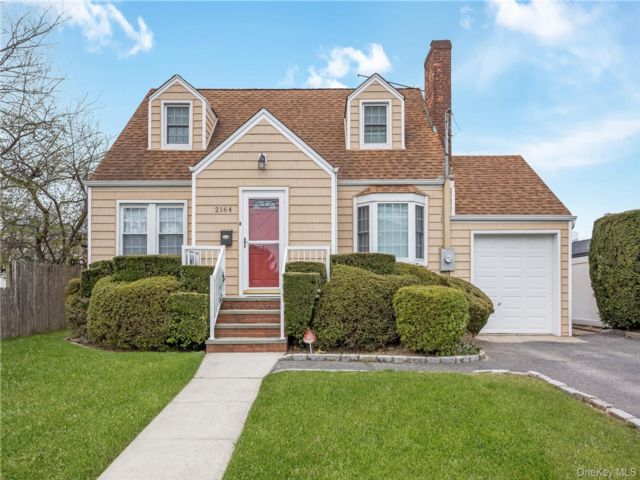  4 BR,  2.00 BTH &nbsp;Cape cod style home in Wantagh