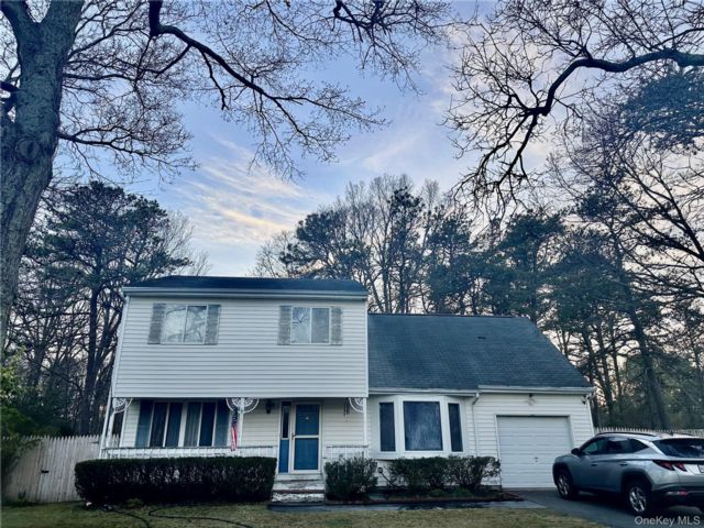  4 BR,  3.00 BTH &nbsp;Colonial style home in Selden