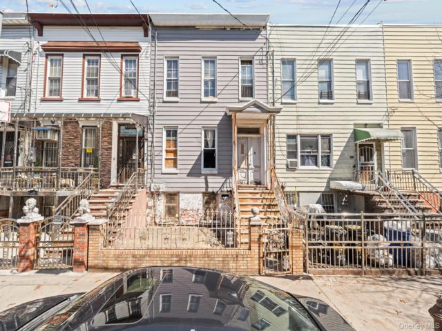  5 BR,  2.00 BTH &nbsp;House style home in Cypress Hills