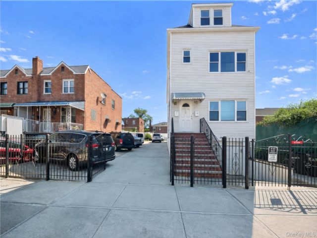  8 BR,  6.00 BTH &nbsp;Modern style home in Esplanade