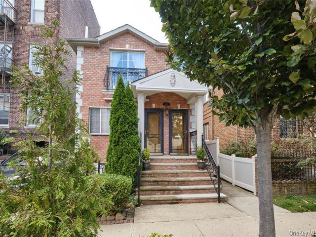 Studio,  0.00 BTH &nbsp;A-frame style home in Kew Gardens