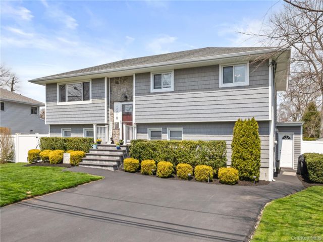  4 BR,  2.00 BTH &nbsp;Hi ranch style home in West Islip