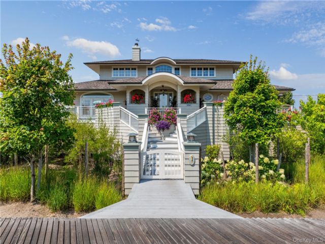  5 BR,  4.00 BTH &nbsp;Colonial style home in Saltaire