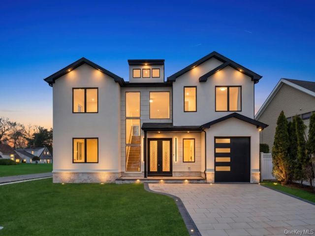  5 BR,  6.00 BTH &nbsp;Colonial style home in Hicksville