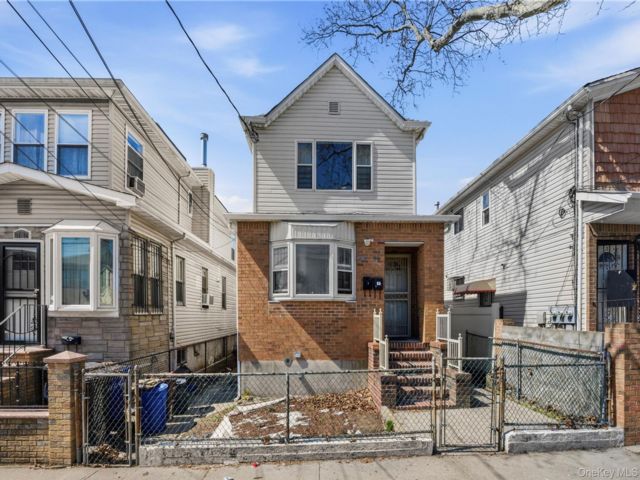  4 BR,  2.00 BTH &nbsp;House style home in Jamaica