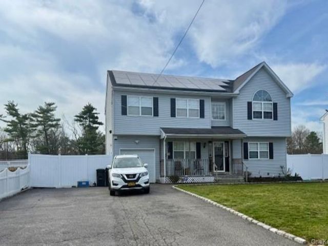  5 BR,  2.00 BTH &nbsp;Hi ranch style home in Bay Shore