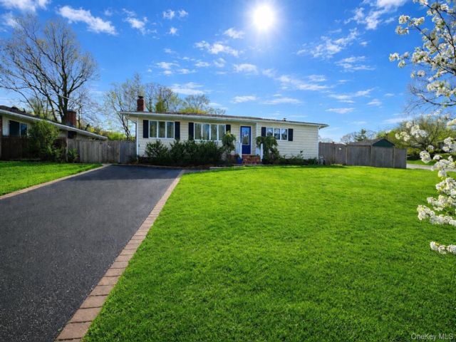  3 BR,  3.00 BTH &nbsp;Ranch style home in Saint James