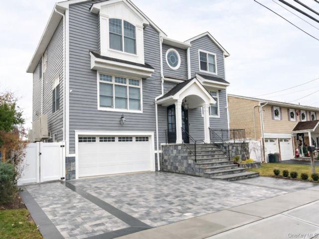  6 BR,  5.00 BTH &nbsp;Colonial style home in Oceanside