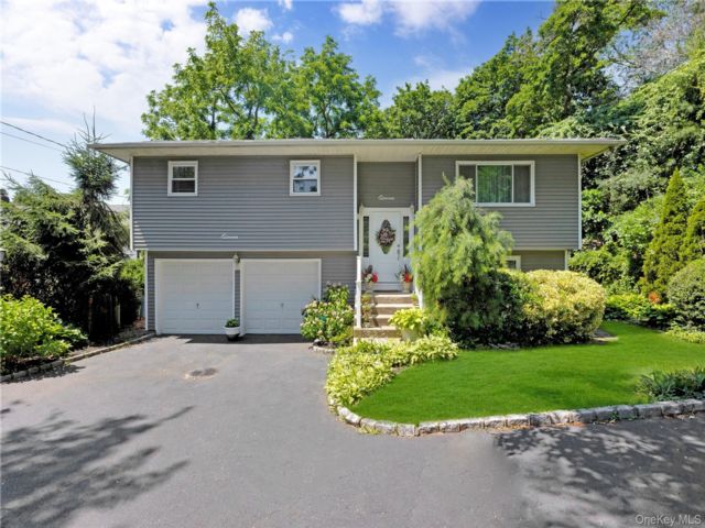  4 BR,  2.00 BTH &nbsp;Hi ranch style home in Huntington