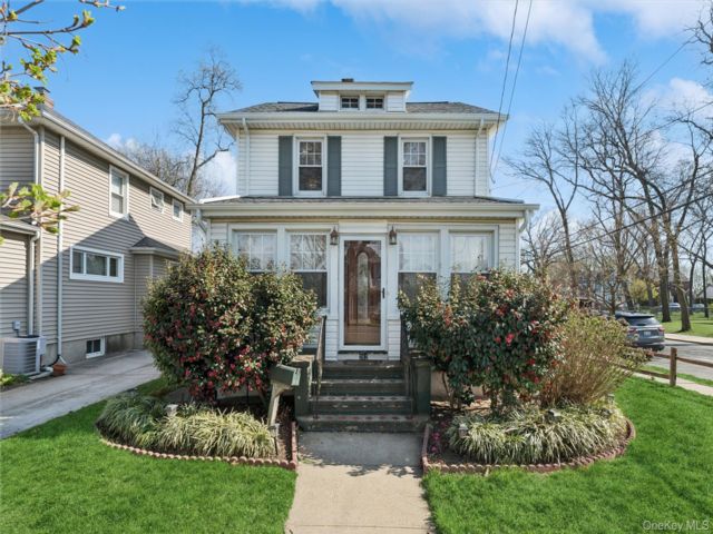  3 BR,  2.00 BTH &nbsp;Colonial style home in Floral Park