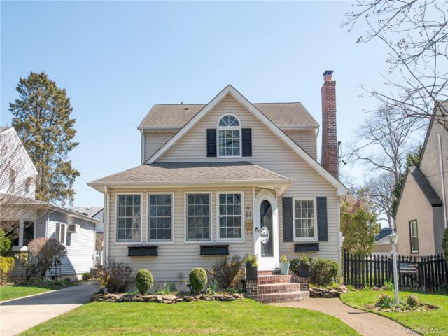  4 BR,  2.00 BTH &nbsp;Colonial style home in Floral Park