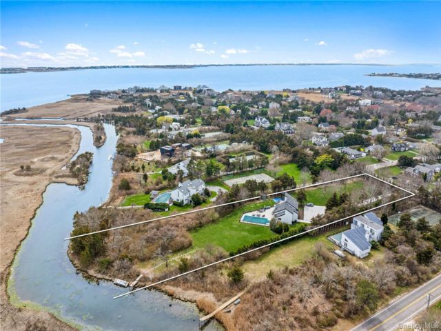  4 BR,  4.00 BTH &nbsp;Contemporary style home in Westhampton