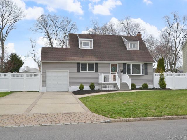  4 BR,  2.00 BTH &nbsp;Cape cod style home in Oakdale