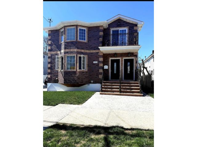  4 BR,  2.00 BTH &nbsp;Colonial style home in Rosedale
