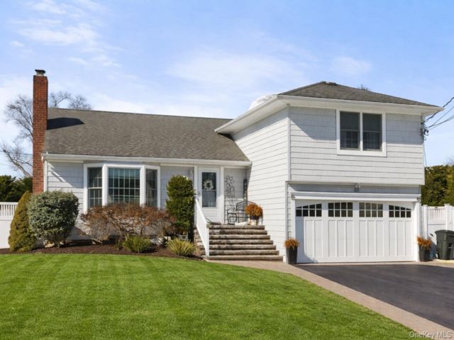  3 BR,  3.00 BTH &nbsp;Split level style home in West Islip