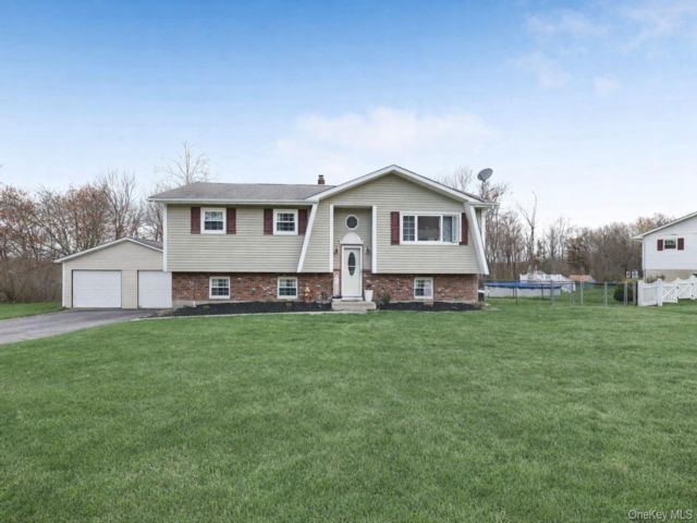  3 BR,  3.00 BTH &nbsp;Raised ranch style home in Middletown