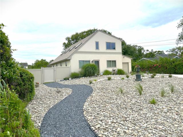  3 BR,  2.00 BTH &nbsp;Contemporary style home in East Patchogue