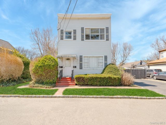  3 BR,  3.00 BTH &nbsp;House style home in Lindenhurst
