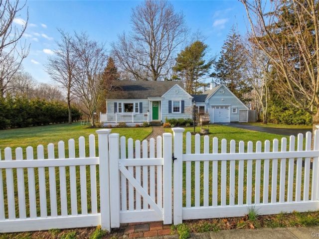  3 BR,  2.00 BTH &nbsp;Cape cod style home in East Moriches