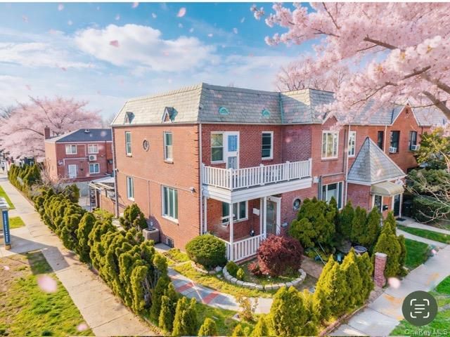  3 BR,  3.00 BTH &nbsp;Colonial style home in Forest Hills