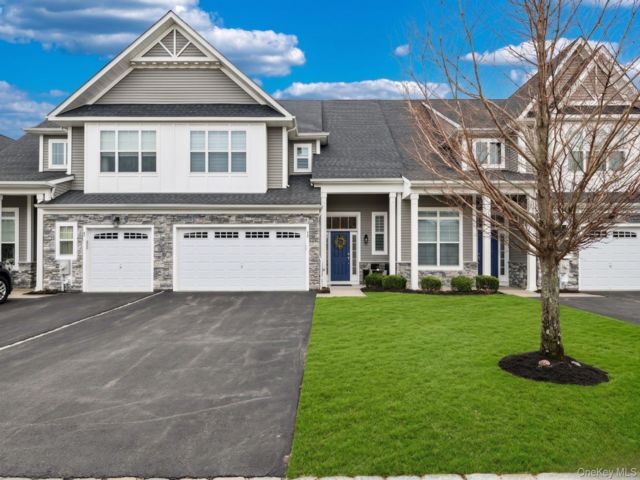  2 BR,  3.00 BTH &nbsp;Condo style home in Yaphank