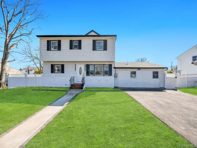  6 BR,  3.00 BTH &nbsp;Split level style home in Copiague