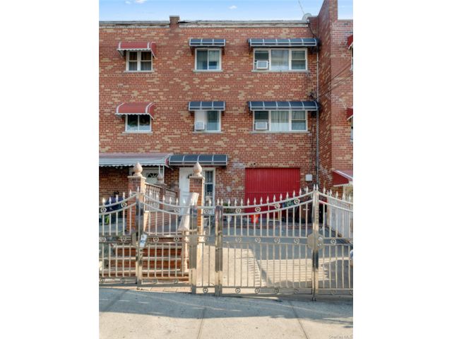  9 BR,  3.00 BTH &nbsp;Contemporary style home in Woodlawn