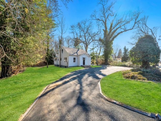  4 BR,  3.00 BTH &nbsp;Cape cod style home in Hauppauge