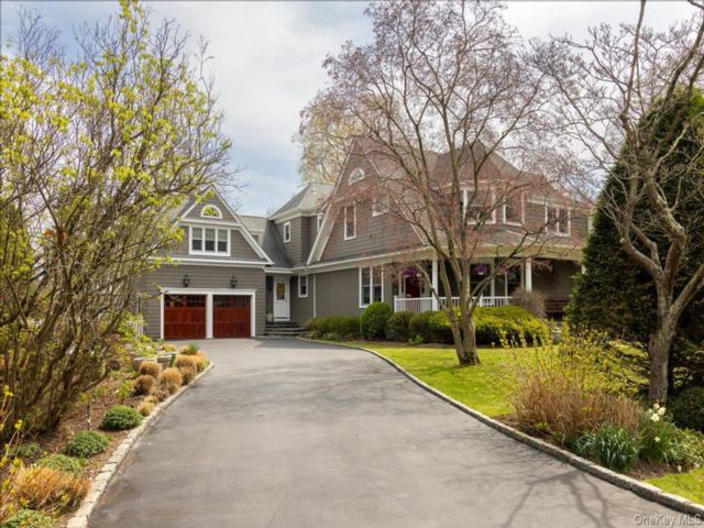  6 BR,  6.00 BTH &nbsp;Colonial style home in Manhasset