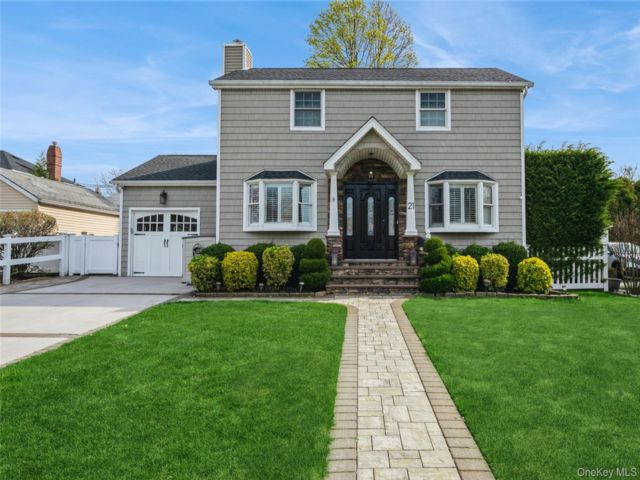  3 BR,  3.00 BTH &nbsp;Colonial style home in North Merrick