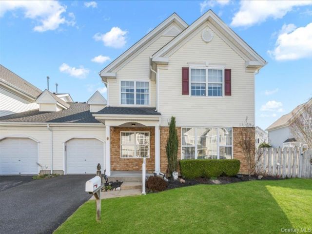  2 BR,  2.00 BTH &nbsp;Condo style home in Middle Island