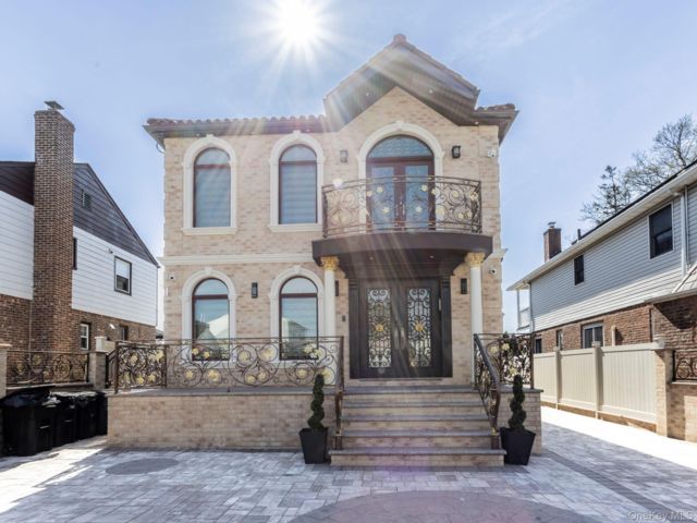  4 BR,  5.00 BTH &nbsp;Colonial style home in Fresh Meadows