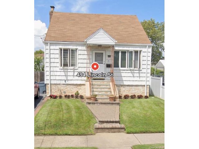  3 BR,  3.00 BTH &nbsp;Cape cod style home in Cedarhurst