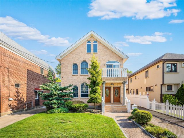 Studio,  0.00 BTH &nbsp;Contemporary style home in Bayside