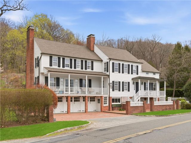  5 BR,  6.00 BTH &nbsp;Colonial style home in Cold Spring Harbor