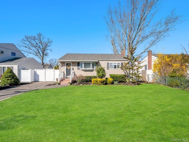  3 BR,  1.00 BTH &nbsp;Ranch style home in Ronkonkoma