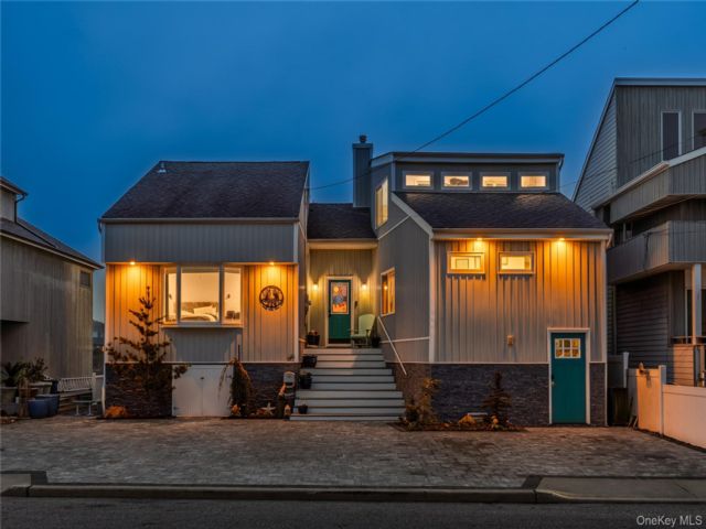  3 BR,  2.00 BTH &nbsp;Colonial style home in Bellmore