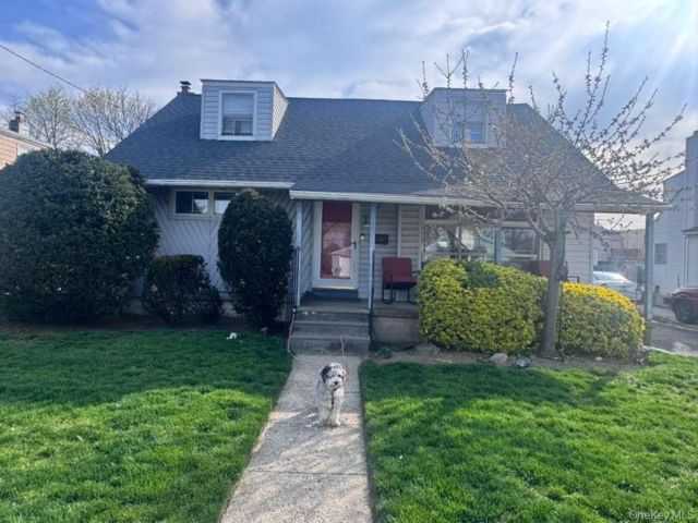  4 BR,  2.00 BTH &nbsp;Exp cape style home in Lawrence