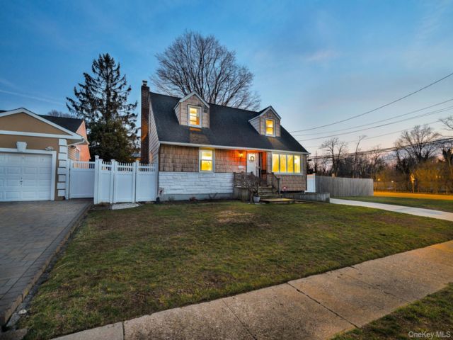  4 BR,  2.00 BTH &nbsp;Cape cod style home in Seaford