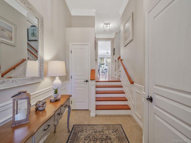  2 BR,  4.00 BTH &nbsp;Condo style home in Bay Shore