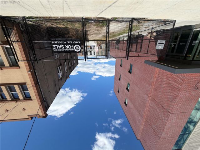 Lot <b>Size:</b>  &nbsp;House style home in Cypress Hills