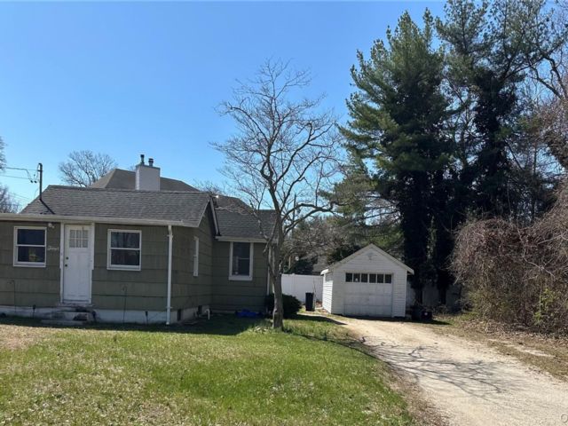  1 BR,  1.00 BTH &nbsp;Ranch style home in Coram