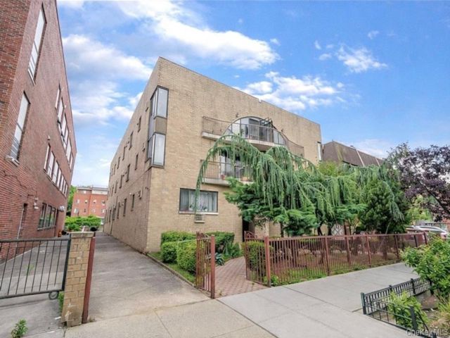  2 BR,  2.00 BTH &nbsp;Condo style home in Flushing
