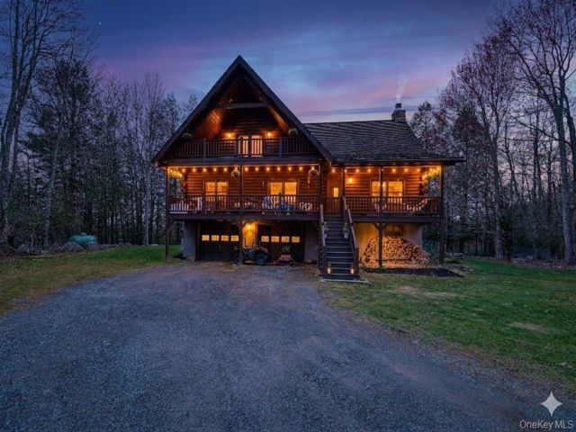  4 BR,  3.00 BTH &nbsp;Log style home in Smallwood