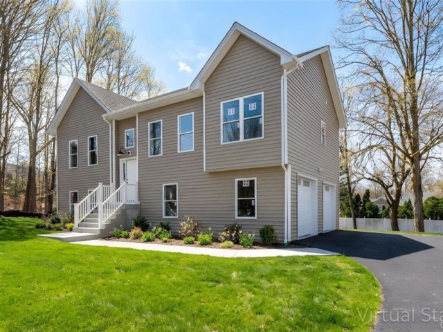  4 BR,  3.00 BTH &nbsp;Hi ranch style home in Valley Cottage