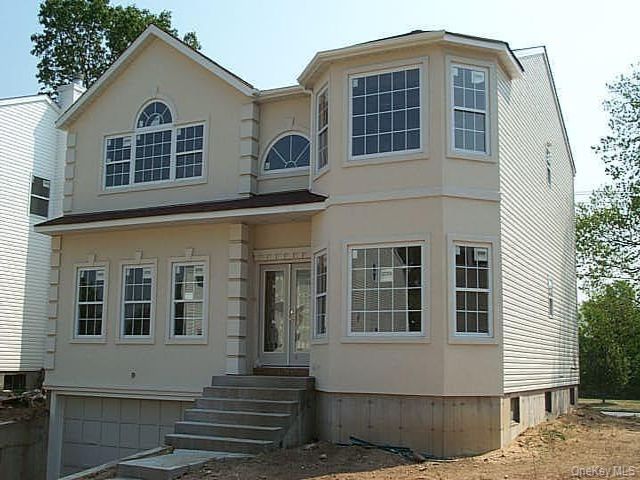  4 BR,  4.00 BTH &nbsp;Colonial style home in Carle Place