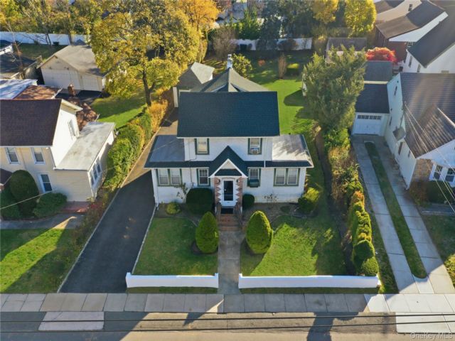  3 BR,  1.00 BTH &nbsp;Colonial style home in East Rockaway