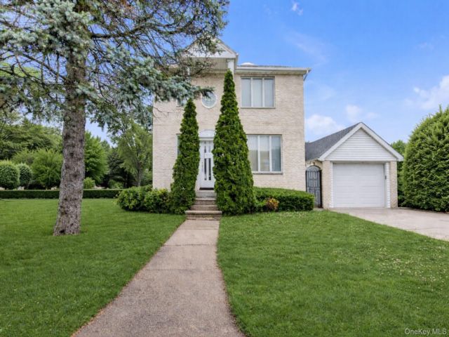  4 BR,  3.00 BTH &nbsp;Colonial style home in Woodmere